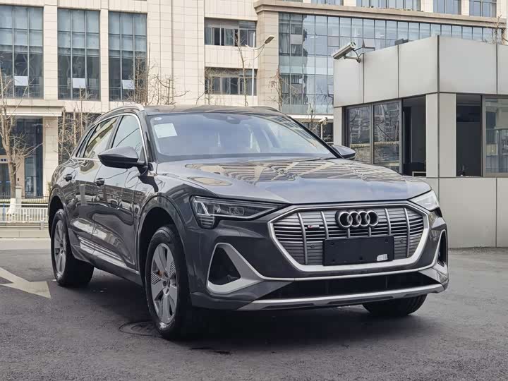 Фото 3 - Audi e-tron