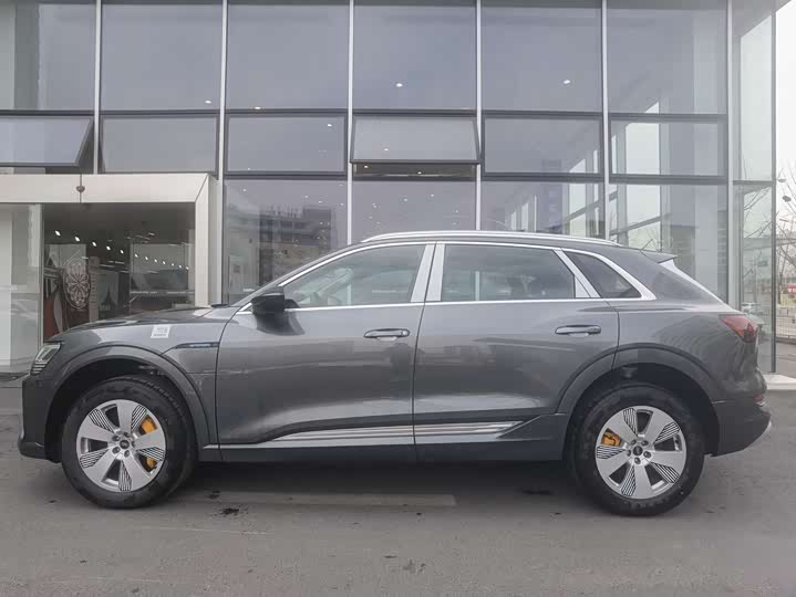 Фото 4 - Audi e-tron