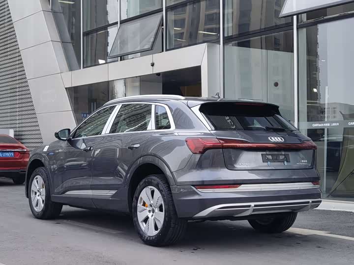 Фото 5 - Audi e-tron