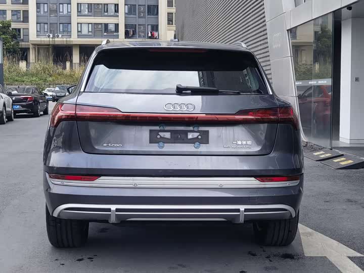 Фото 6 - Audi e-tron