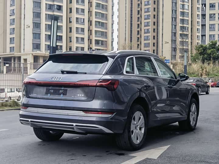 Фото 7 - Audi e-tron