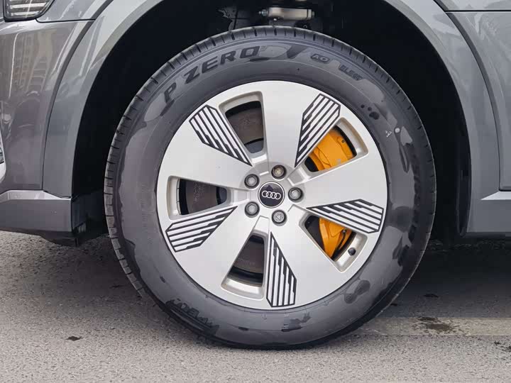 Фото 8 - Audi e-tron