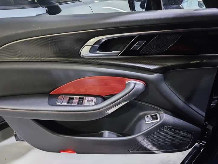 Фото 7 - Hongqi H6