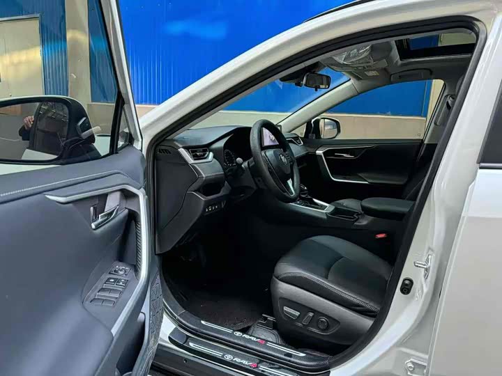 Фото 6 - Toyota RAV4