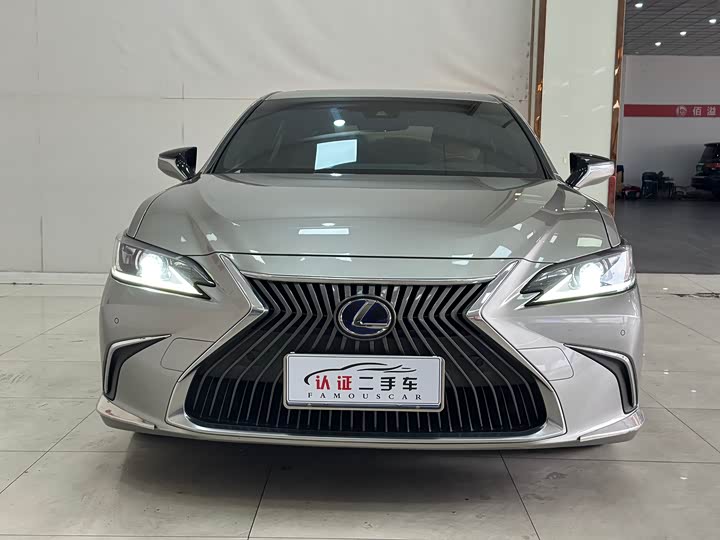 Фото 2 - Lexus ES