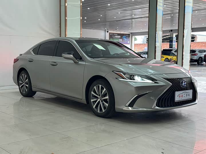 Фото 3 - Lexus ES