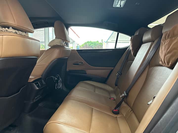 Фото 7 - Lexus ES