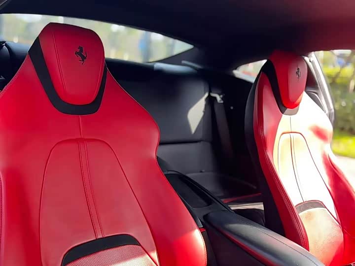 Фото 3 - Ferrari Roma