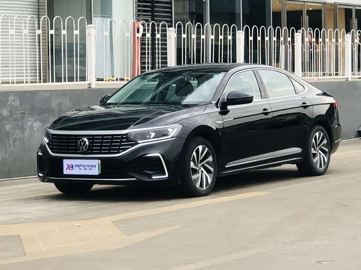 Фото 1 - Volkswagen Passat Hybrid