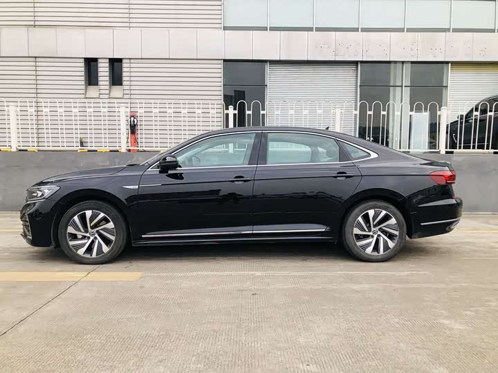 Фото 4 - Volkswagen Passat Hybrid