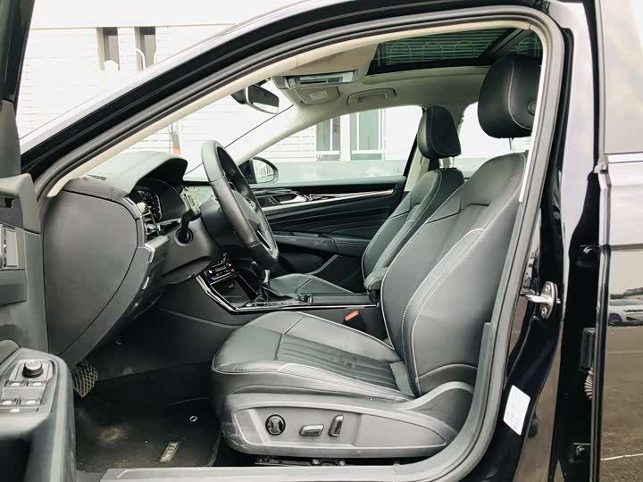Фото 8 - Volkswagen Passat Hybrid