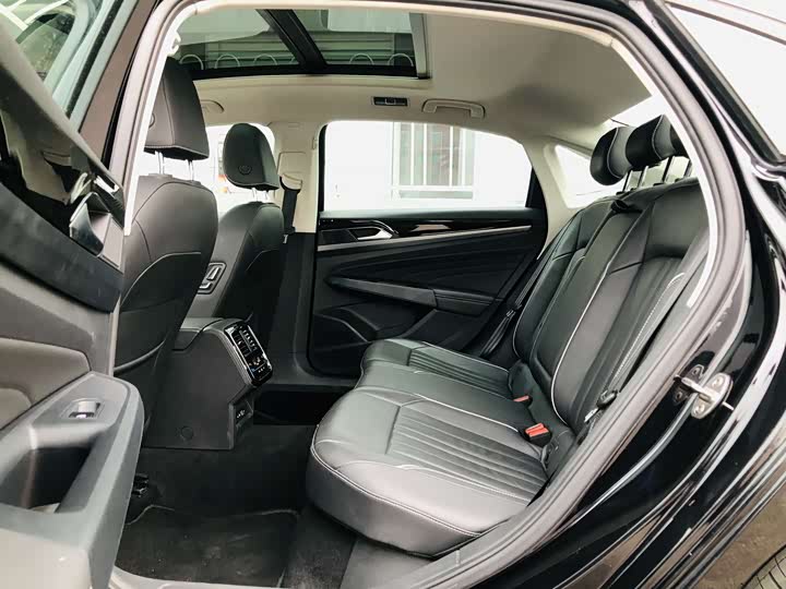 Фото 9 - Volkswagen Passat Hybrid