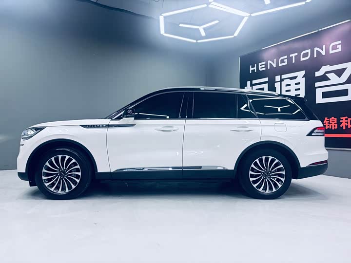 Фото 2 - Lincoln Aviator