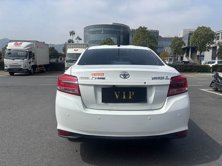 Фото 5 - Toyota Yaris L