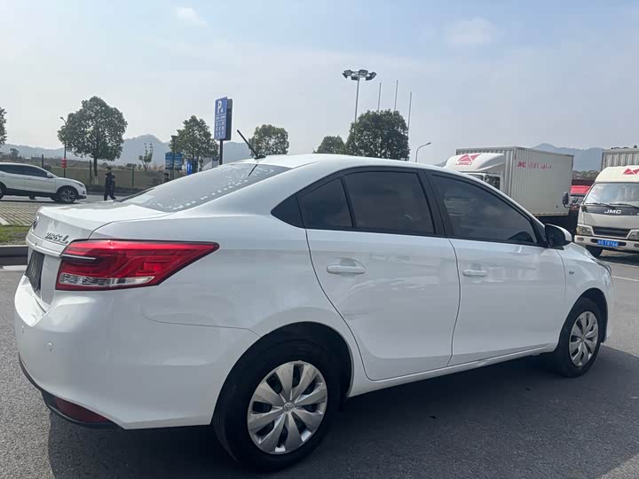 Фото 6 - Toyota Yaris L