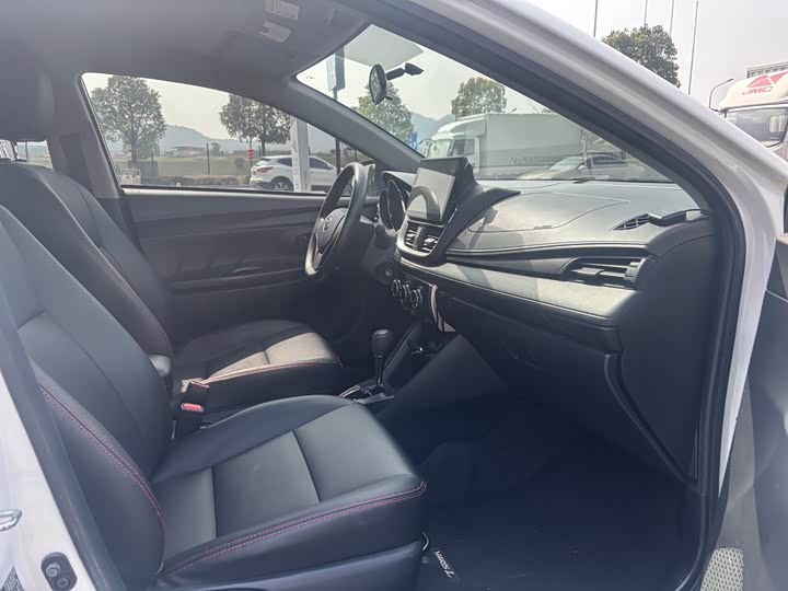 Фото 7 - Toyota Yaris L