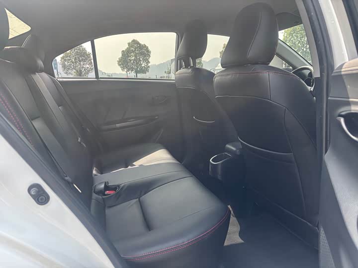 Фото 8 - Toyota Yaris L