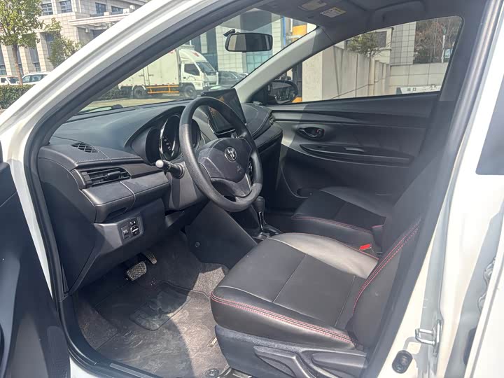 Фото 9 - Toyota Yaris L