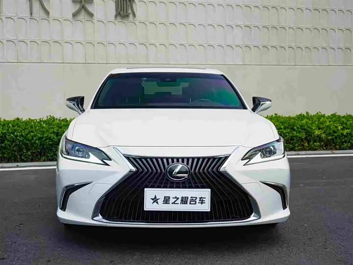 Фото 2 - Lexus ES