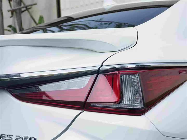 Фото 6 - Lexus ES