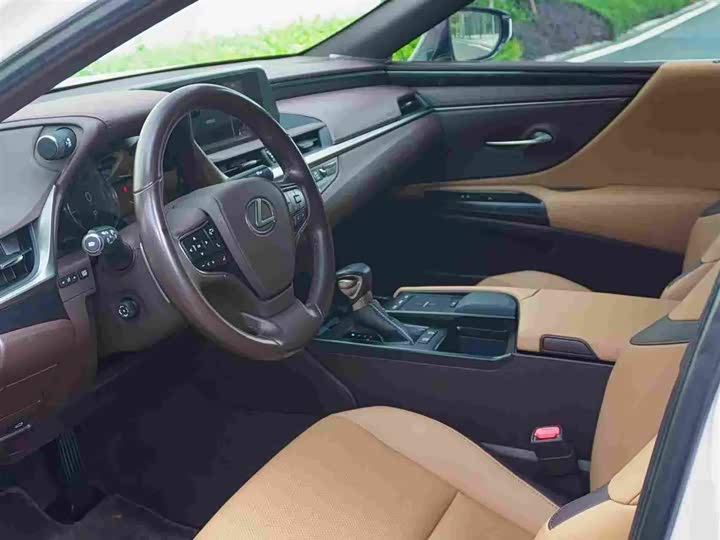 Фото 9 - Lexus ES