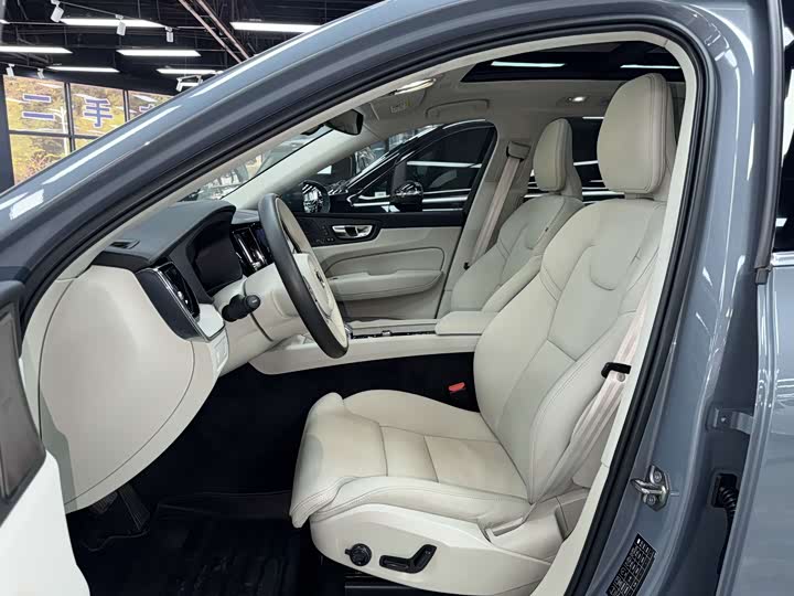 Фото 8 - Volvo XC60