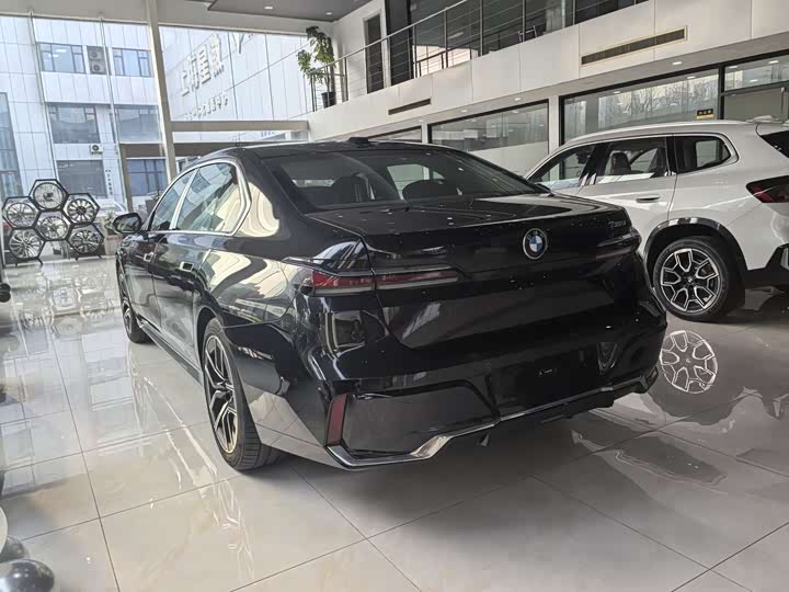 Фото 9 - BMW 7 Series