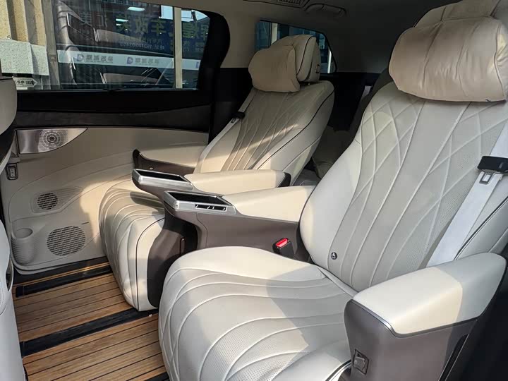 Фото 8 - Denza D9