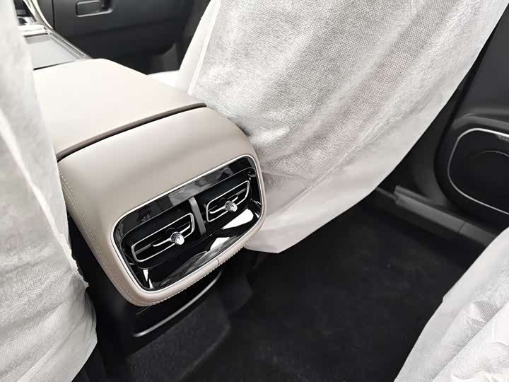 Photo 8 - Geely Atlas L