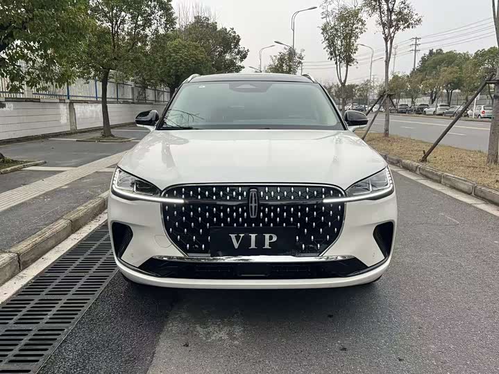 Фото 2 - Lincoln Corsair