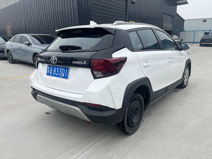 Фото 4 - Toyota Yaris L Hatchback