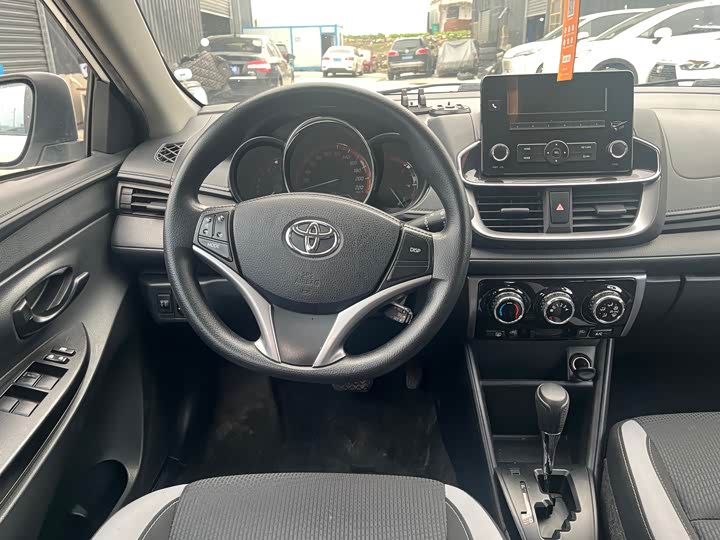 Фото 7 - Toyota Yaris L Hatchback