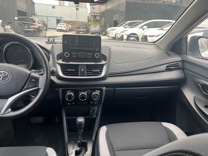 Фото 8 - Toyota Yaris L Hatchback