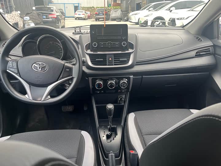 Фото 9 - Toyota Yaris L Hatchback