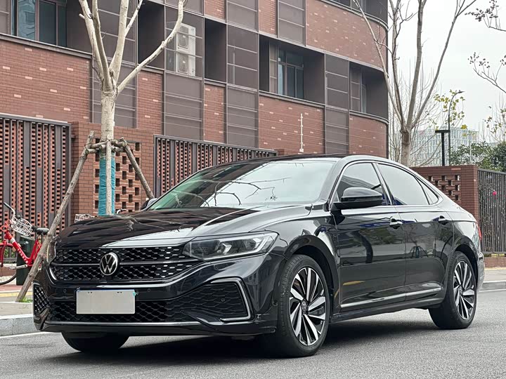 Photo 1 - Volkswagen Passat