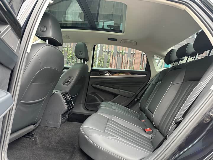 Photo 8 - Volkswagen Passat