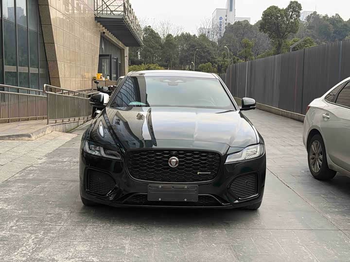Photo 2 - Jaguar XF L
