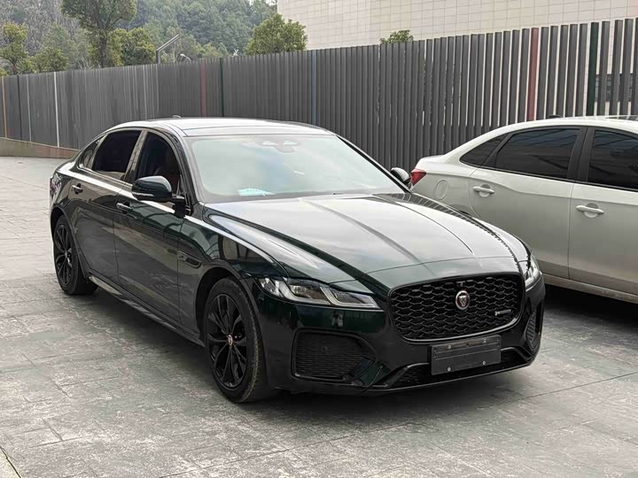 Photo 3 - Jaguar XF L