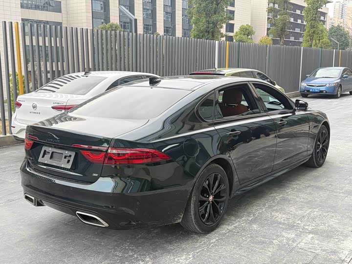 Photo 4 - Jaguar XF L