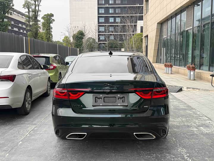 Photo 5 - Jaguar XF L