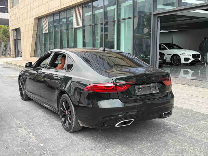 Photo 6 - Jaguar XF L