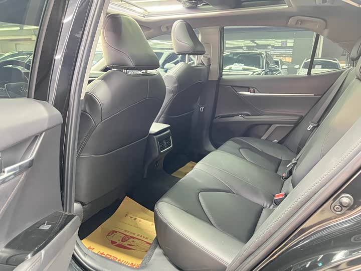 Фото 8 - Toyota Camry