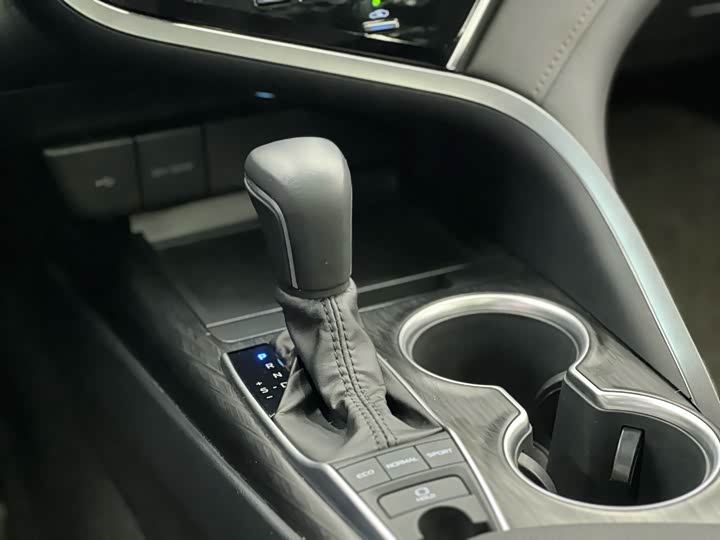 Фото 9 - Toyota Camry