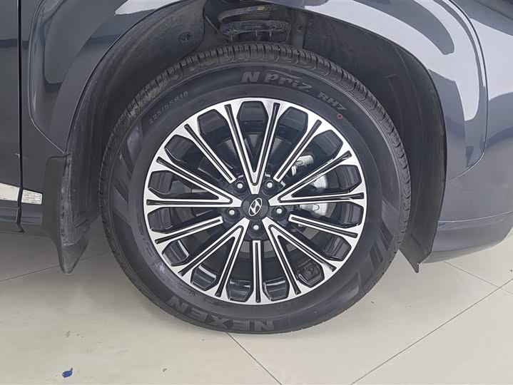 Photo 6 - Hyundai Custo