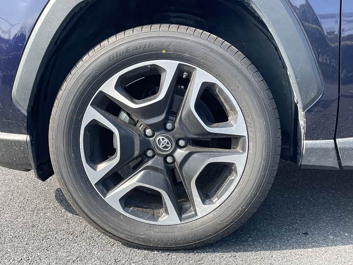 Фото 8 - Toyota RAV4