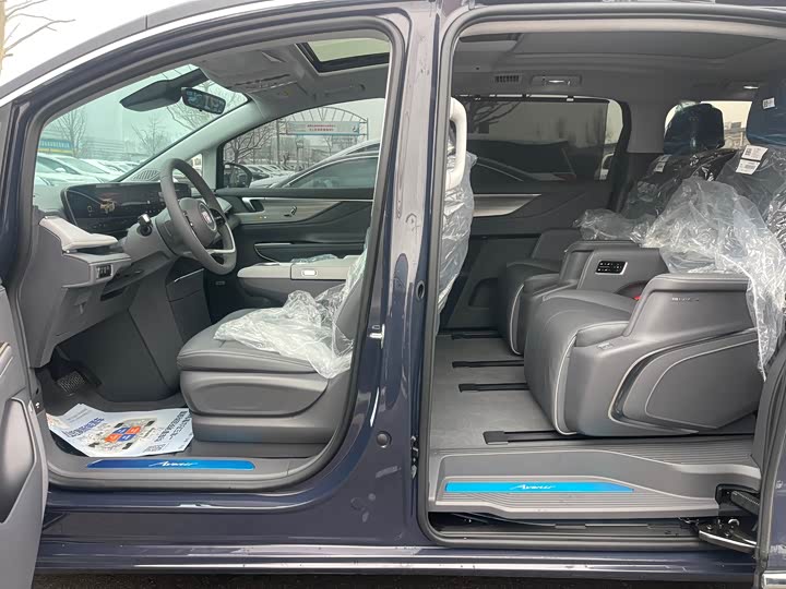 Photo 9 - Buick GL8 ES