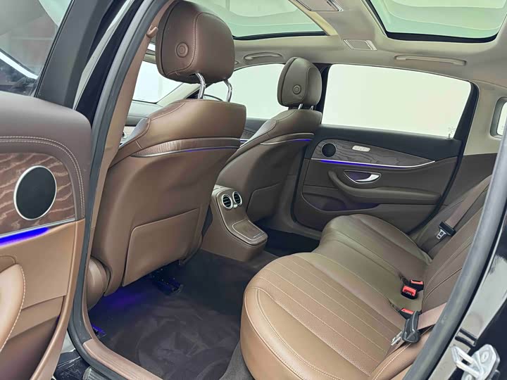 Photo 8 - Mercedes-Benz E-Class