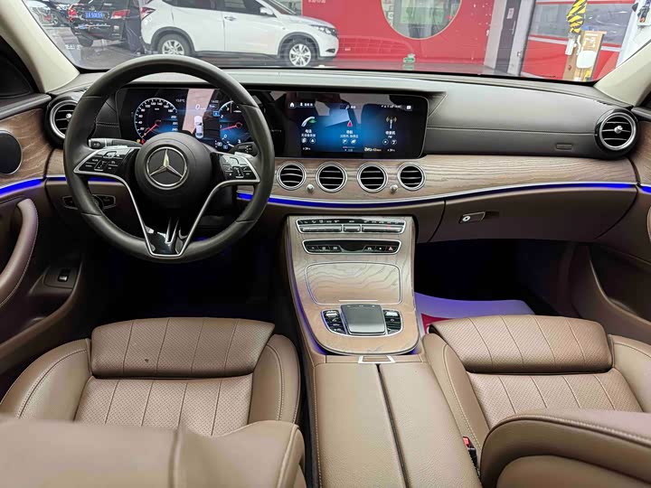 Photo 9 - Mercedes-Benz E-Class