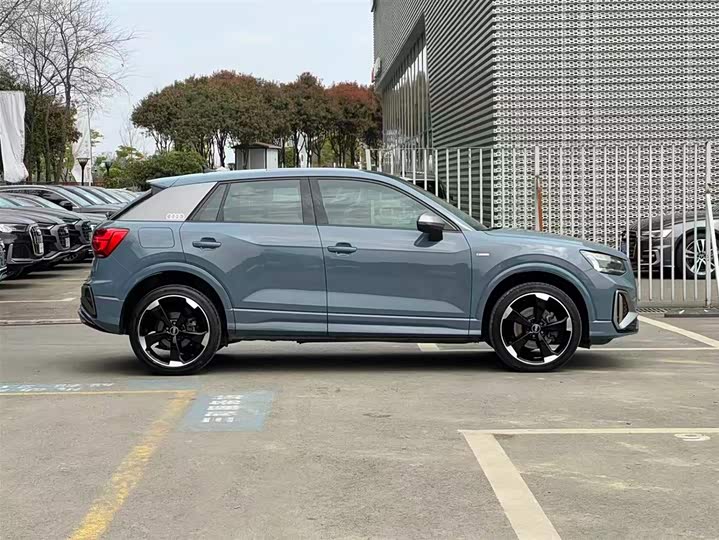 Photo 2 - Audi Q2L