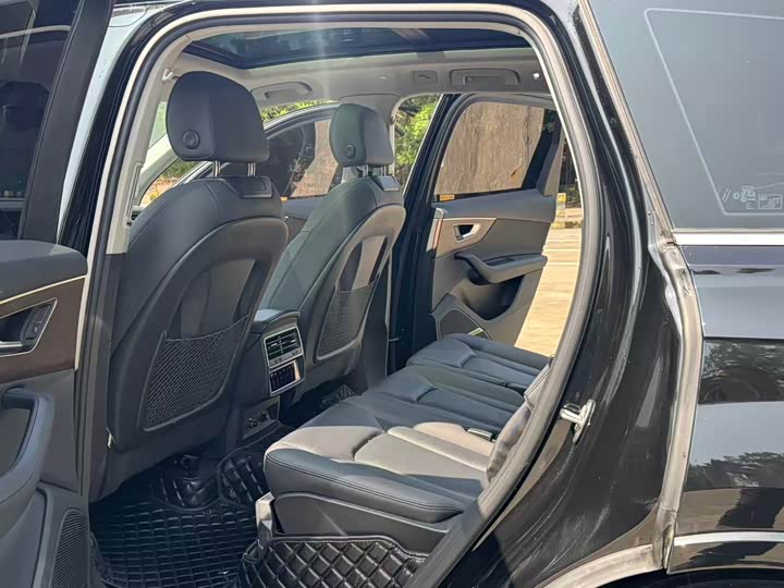 Фото 7 - Audi Q7